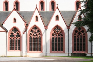  Filigran aufgelöstes Maswerk der Basilikafenster 