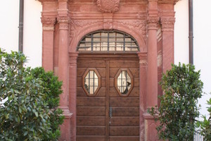  Ein barockes Portal markiert den Eingang in den Koversenbau 