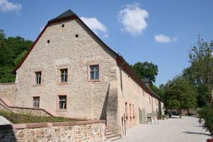  In diesem Bruchsteinhaus ist außerhalb der Klausur das Hotel Kloster Eberbach untergebracht 