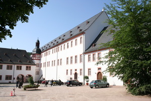  Der Konversenbau mit dem ehemaligen Brau- und Backhaus im Vordergrund 