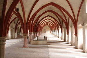  Blick in das von Gewölben überspannte ehemalige Laiendormitorium im Erdgeschoss des Konversenbaus 