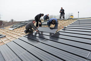  Auf dem flach geneigten Satteldach verlegten die Handwerker 146 Photovoltaik-Module und auf der verbleibenden Dachfläche graue Flachdachsteine 