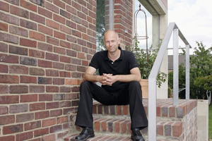  Thomas Wieckhorst, verantwortlicher Redakteur, auf der Treppe der Wohnhauserweiterung in Aachen-Richterich – einem der deutschen Beiträge zur 13. ArchitekturBiennale in Venedig (ab Seite 8)Kontakt: 05241/801040, thomas.wieckhorst@bauverlag.de 