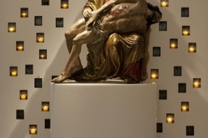  Detail in der St. Jodokus-Kirche mit Opferkerzen 