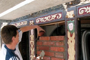  Ausmauerung von farbigem Fachwerk an einem Torhausgiebel aus dem Jahr 1593 in Lemgo 