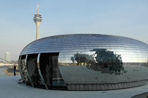  Die Außenhaut des eiförmigen Pavillons im Düsseldorfer MedienHafen besteht aus spiegelnden Edelstahlschindeln 