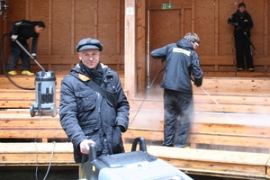  Thomas Wieckhorst, Chefredakteur der bauhandwerk, bei den Reinigungsarbeiten am Globe Theatre in Schwäbisch Hall (ab Seite 53)Kontakt: 05241/801040, thomas.wieckhorst@bauverlag.de 