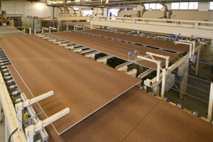  Produktion von Mineralwolle-Deckenplatten im Werk II in Grafenau. Hier sieht man das großformatige, getrocknete Plattenmaterial vor Zuschnitt und Veredlung 