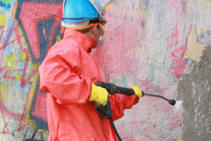  Graffiti-Schmierereien sollten so schnell wie möglich entfernt werden, um eine weitere Aushärtung auf der Fassade zu verhindernFoto: Gebäudereiniger-Innung Berlin 