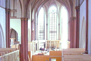  Die Unterkonstruktion für die Trockenbauwände bauten die Handwerker im Kirchenschiff als Holzständerwerk ein 