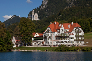  Früher Grand Hotel, heute Ausstellung mit Museumscafé und -restaurant: Das neue „Museum der Bayerischen Könige“ liegt am Fuße der Königsschlösser Neuschwanstein und Hohenschwangau, direkt am malerischen Alpsee 