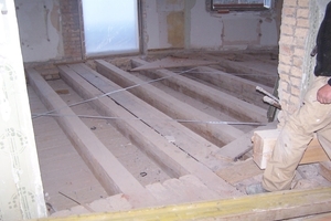  Vor Beginn der Innenausbauarbeiten wurde der komplette Bodenaufbau bis zum Rohboden entfernt 