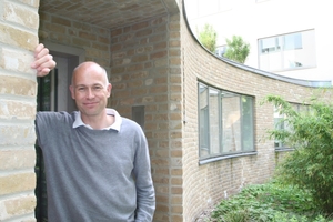  Thomas Wieckhorst, Chefredakteur der bauhandwerk, am neu erbauten Mehrfamilienhaus im Majakowskiring in Berlin (ab Seite 14)Foto: Matthias GorenflosKontakt: 05241/801040, thomas.wieckhorst@bauverlag.de 