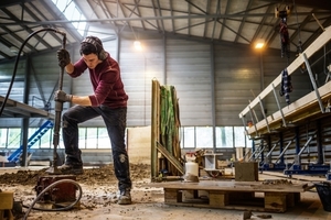  Herstellung eines Probekörpers mit dem Pressluftstampfer in der Lagerhalle im benachbarten Zwingen 