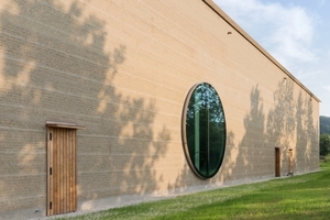  Detail der Fassade mit großem runden Fenster 