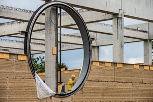  Einbau eines der großen runden Fenster in die Außenwand 