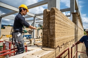  Die Wandtafeln werden auf der Baustelle an den Stirnseiten und der oberen Lagerfuge mit Trasskalkmörtel verbunden Fotos: Ricola / Marcus Bühler-Rasom 