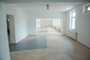  Der von Künstlern der Klasse Immendorff mit „Lichtflecken“ gestaltete Fußboden in der ehemaligen Dujardin-Fabrik in Moers-Kapellen während und nach Abschluss der Arbeiten 