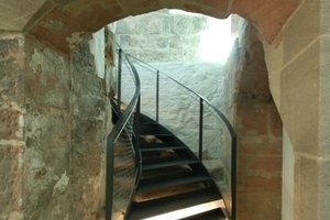  Stahltreppe als Fluchtweg über der während der Bauarbeiten entdeckten mittelalterlichen Sandsteintreppe 