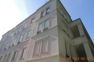  Mit Fenstergewänden und Gesimsen gegliederte WDVS-Fassade 