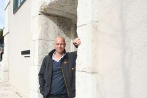  Thomas Wieckhorst, Chefredakteur der bauhandwerk, vor dem mit Muschelkalk „geschmückten“ Eingang in den Hochbunker in der Münchner UngererstraßeFoto: Thomas SchwarzmannKontakt: 05241/801040, thomas.wieckhorst@bauverlag.de 