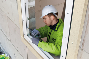  Wenn die Einbaulage des Fensters halb im Hintermauerwerk und halb in der Dämmschicht ist, eignet sich der Systemtyp 1: Die illbruck PR011 Fenster¬montage-Platte mit 35 mm Breite „verbreitert“ die Laibung und bietet damit einen idealen Rahmen für die Monta 