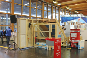  Demonstration der Mineralfasereinblasdämmung Supafil mit dem Zellofanten 