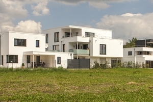  Der Blick von Süden auf den Ost-West-Riegel der „Bebauung Watzmannstraße/Hirschwiesenweg“ mit zwei der vier Einfamilienhäusern (Einfamilienhäuser „Ost“ und „Mitte“) rechts, dem Mehrfamilienhaus „Süd“ und dem Einfamilienhaus „Südwest“ ganz links zeigt die  