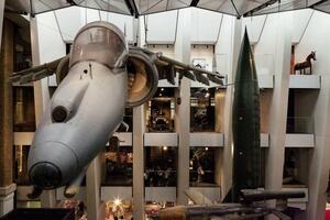  Tonnenschwere Haubitzen, 100 Jahre alte Gewehre und Originalflugzeuge beider Weltkriege gibt es im Mitte 2014 wieder eröffneten Imperial War Museum in London zu sehen 