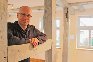  Thomas Wieckhorst, Chefredakteur der bauhandwerk, im Obergeschoss eines sanierten und umgebauten Fachwerkhauses in Lemgo (ab Seite 14) Foto: Guido Kramp Kontakt: 05241/801040, thomas.wieckhorst@bauverlag.de 