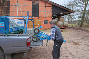  Der knapp 40 kg schwere Wobby lässt sich problemlos alleine verladen 