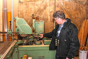  Auch diese Maschine, mit der Zapfen gefräst werden, hat der Tüftler für seine Bedürfnisse optimiert, indem er die Fräsköpfe durch Sägeblätter ersetzte 