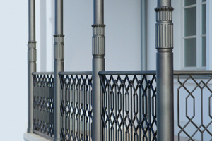  Die schmiedeeisernen Balkone wurden anhand historischer Fotografien modelliert und anschließend im Eisengussverfahren hergestellt Foto: Deutsche Poroton / Christoph Große 