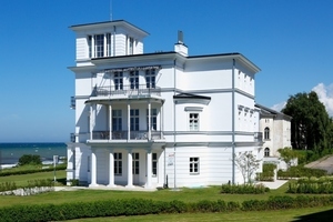  Alle Wohnungen der wieder aufgebauten Villa Perle bieten Ausblick auf die Ostsee, der von der Terrasse der Dachgeschosswohnung und vom Turmzimmer besonders schön ist Fotos: Deutsche Poroton / Christoph Große 