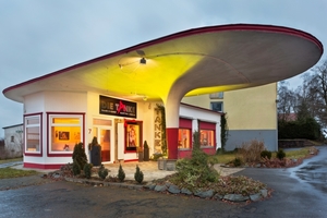  Dieses Foto der Ausstellung „Abgetankt“ zeigt eine Tankstelle in Halver, die heute als Friseursalon genutzt wird 