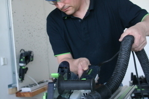  Anwendungstechniker Jürgen Stoll zeigtdas  staubfrei-Trennsystem DSG-AG 125 