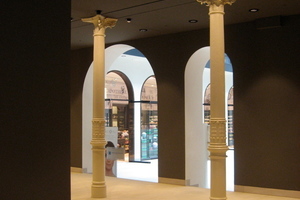  Neben den Natursteinsäulen gibt es auch die für das 19. Jahrhundert "moderneren" Gusseisensäulen 