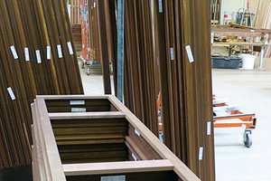  Die thermisch behandelten Fadura-Buchenkanteln (linkes Bild) wurden in der Werkstatt der Firma Rolfes Fensterbau zu hochwertigen Holzfenstern zusammengebaut (rechtes Bild) Fotos: Remmers 