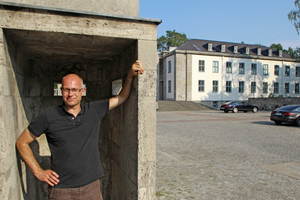  Thomas Wieckhorst, Chefredakteur der bauhandwerk, in einem der beiden Wachhäuschen vor der ehemaligen Kaserne der US-Armee in Berlin Foto: Bernhard Sixtus / KMH Architekten Kontakt: 05241/801040, thomas.wieckhorst@bauverlag.de 