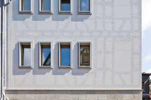  Aus der Distanz tritt das mit Zitterstrichen in den Fassadenplatten des „Kleinen Ritters“ in Frankfurt am Main angedeutete Fachwerk deutlich hervor Fotos (2): Axel Stephan / Sto 