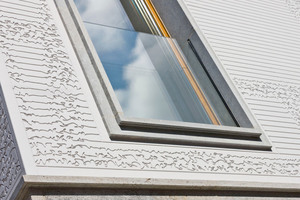  Aus der Nähe wird der Verlauf des „Darmstädter Zitterstrichs“ ablesbar, die Struktur des Fachwerks löst sich auf. Die steinernen Fensterlaibungen sind in das angedeutete Fachwerk eingebettet  Foto: Axel Stephan / Sto 