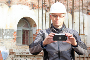  Thomas Wieckhorst, Chefredakteur der bauhandwerk, testet das „Cat S40 Rugged Smartphone“ auf einer Baustelle in Gütersloh-Isselhorst  (ab Seite 10) Foto: Thomas Schwarzmann Kontakt: 05241/801040, thomas.wieckhorst@bauverlag.de 