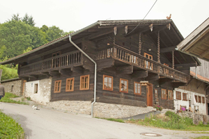  Auch in Bayern wurde ein weiterer erster Preis vergeben. Diesen gab es für die Restaurierung des in regionaltypischer Weise 1729 in Lalling erbauten Waldlerhauses Fotos (2): M. L. Preiss / Deutsche Stiftung Denkmalschutz 