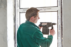  Montage der neuen Kunststofffenster in den vorhandenen Maueröffnungen im Erdgeschoss Fotos (3): Lars Behrendt 