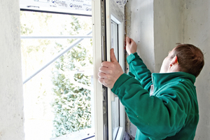  Montage der neuen Kunststofffenster in den vorhandenen Maueröffnungen im Erdgeschoss Fotos (3): Lars Behrendt 