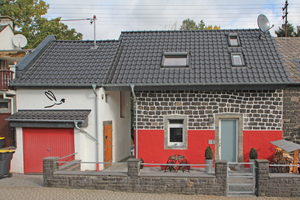  Das zum Ferienhaus umgebaute Kottenheimer Grubenarbeiterhaus. Der mit Siloxan verstärkter Fassadenfarbe rot gestrichene Sockel und die Leidenschaft des Ehepaars Behrendt für die Imkerei gaben dem Ferienhaus seinen Namen „Rotes Bienenhaus“ Fotos (2): Thoma 