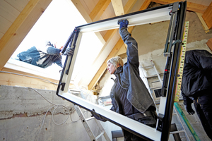  Der Rahmen für das große quer liegende Dachfenster wird zur Montage gebracht 