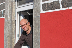  Thomas Wieckhorst, Chefredakteur der bauhandwerk, im Erdgeschoss der zur Ferienwohnung umgebauten Doppelhaushälfte eines Grubenarbeiterhauses in Kottenheim in der Eifel (ab Seite xx) Foto: Gonni Engel Kontakt: 05241/801040, thomas.wieckhorst@bauverlag.de 