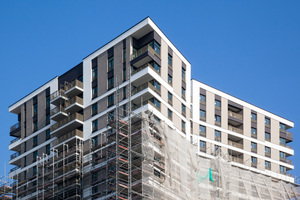  Beim Abrüsten zeigt sich der Westside Tower erstmals in seiner ganzen Pracht. Die Wohnungen im obersten Geschoss verfügen über extra große Raumhöhen – und fulminante Ausblicke 