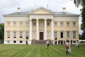  Über die fehlenden Lisenen der Hauptfassade entrüsteten sich die Kritiker Mitte des 18. Jahrhunderts beim Bau des Schlosses Wörlitz 